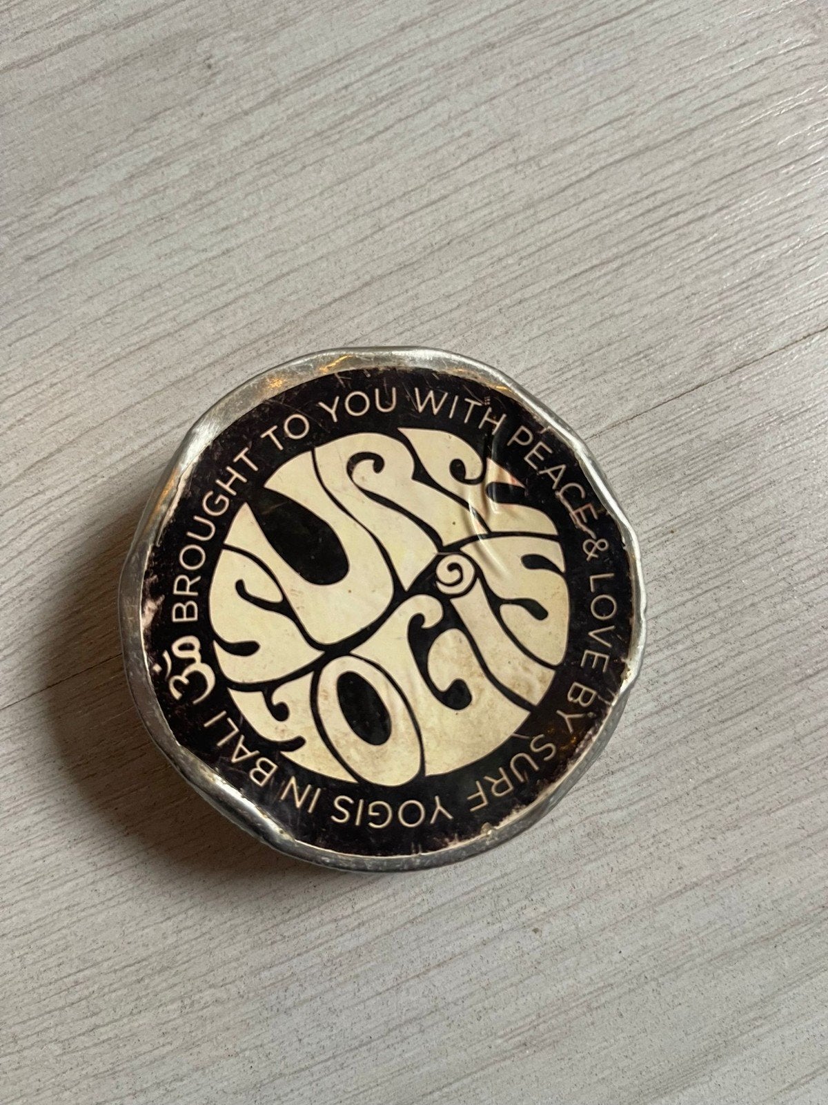 Vintage Surf Yogis Bali pin/badge, Ophalen of Verzenden, Gebruikt