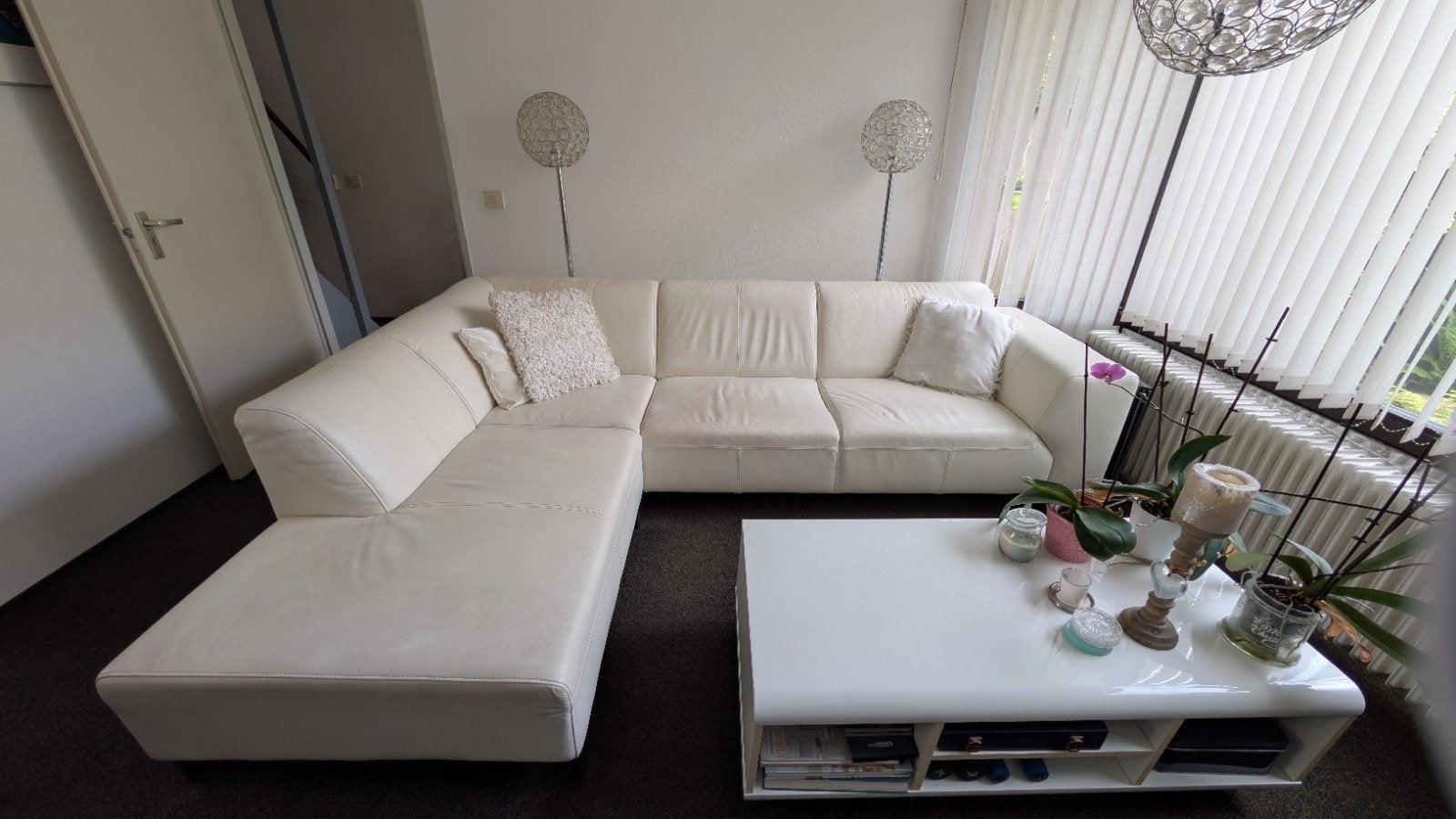 Witte Leren Hoekbank met Poten - Comfortabel en Stijlvol, Huis en Inrichting, Banken | Bankstellen, 250 tot 300 cm, Gebruikt, 100 tot 125 cm