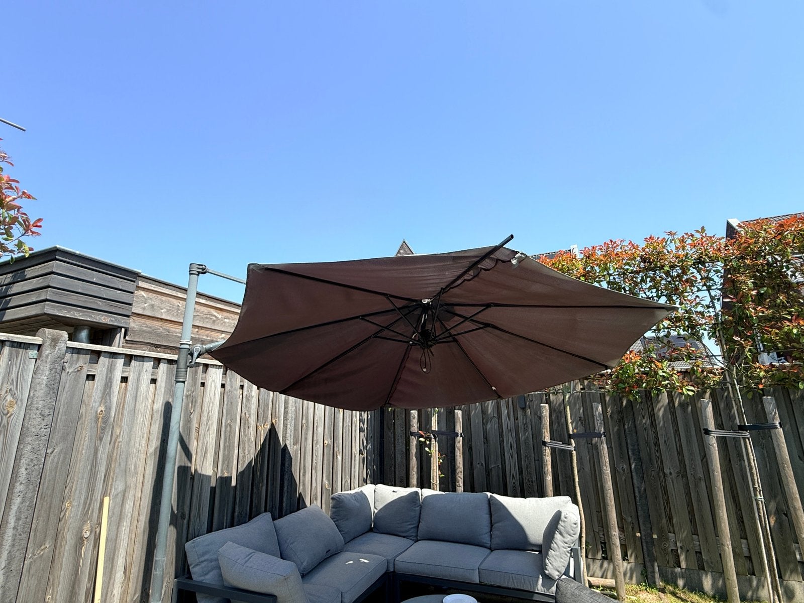 Gratis kapotte zweefparasol – op te halen, Tuin en Terras, Parasols, Gebruikt, Zweefparasol, 2 tot 3 meter, Kantelbaar, Ophalen