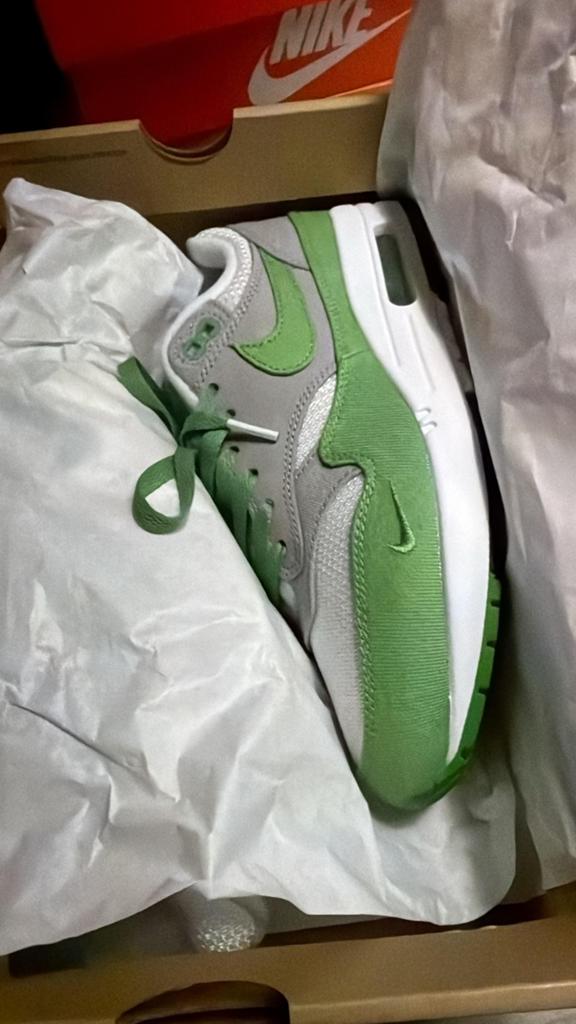 Nike air max chloryl, Ophalen of Verzenden, Zo goed als nieuw, Wit, Sneakers of Gympen