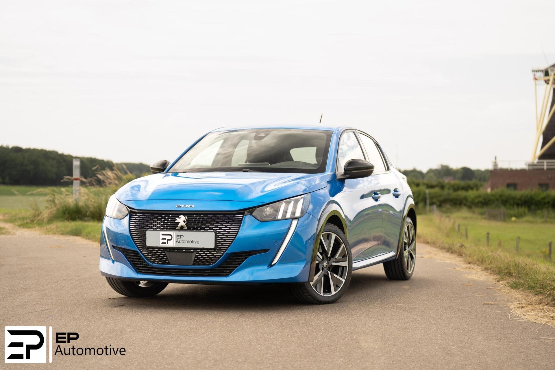 Peugeot 208 1.2 GT|Trekhaak|LED|Carplay|Camera|17"|Dodehoek|, Voorwielaandrijving, 101 pk, Gebruikt, Zwart