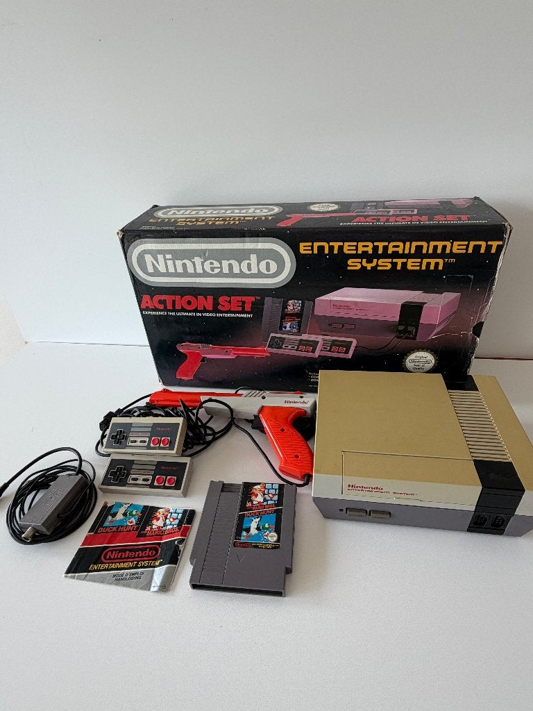 Nintendo NES Action Set in doos + Zapper + Mario/Duck Hunt, Spelcomputers en Games, Ophalen of Verzenden, Zo goed als nieuw, Met 2 controllers
