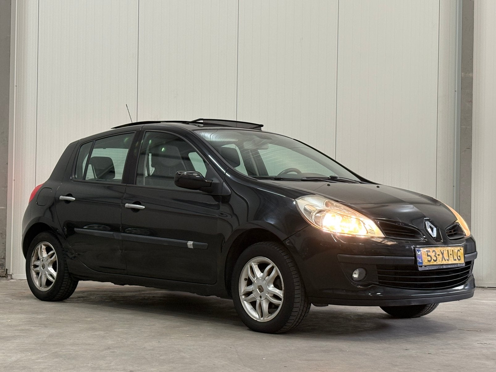 Renault Clio 1.6 16V /PANORAMA/AIRCO/KYLESS/NEWAPK/, Auto's, Voorwielaandrijving, Zwart, 4 cilinders, Leder en Stof