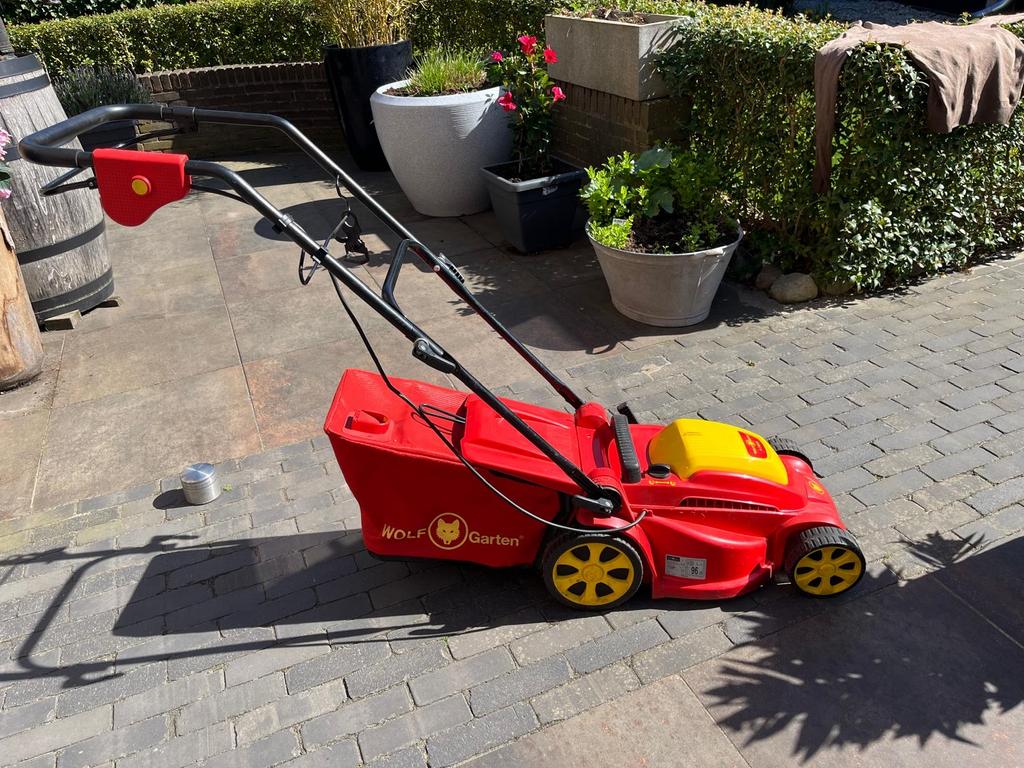 Elektrische grasmaaier Wolf Garten met verticuteermachine, Ophalen of Verzenden, Gebruikt, 30 t/m 39 cm, Elektrische grasmaaier
