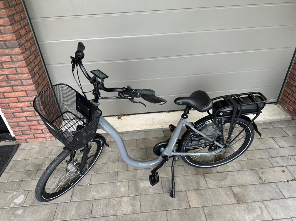 Trenergie nieuwe Elektrische fiets met lage instap en mand, Zo goed als nieuw, 51 tot 55 cm, 50 km per accu of meer, Ophalen