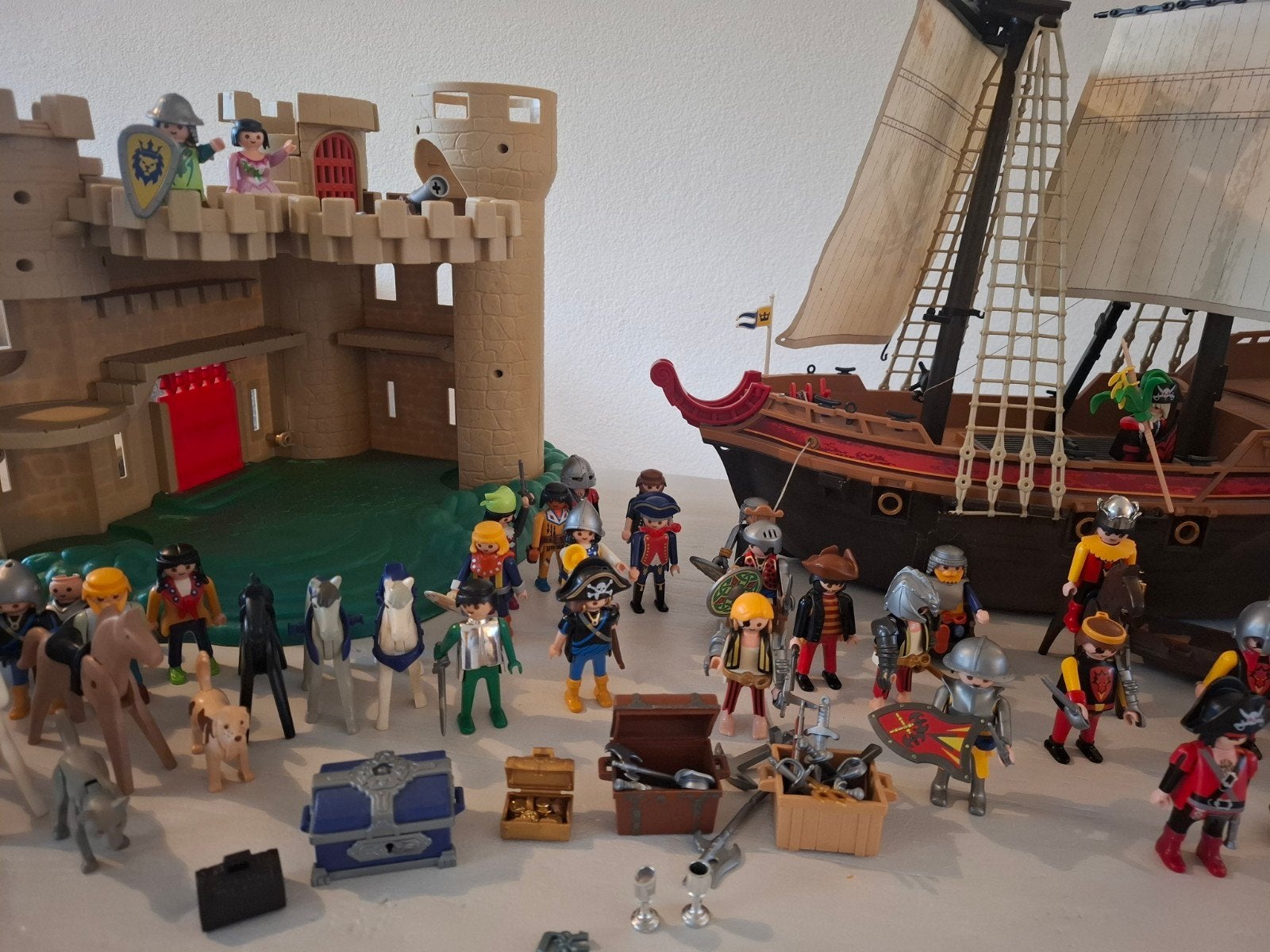 Foto 2 van Grote Playmobil set: Kasteel, schepen en veel figuren