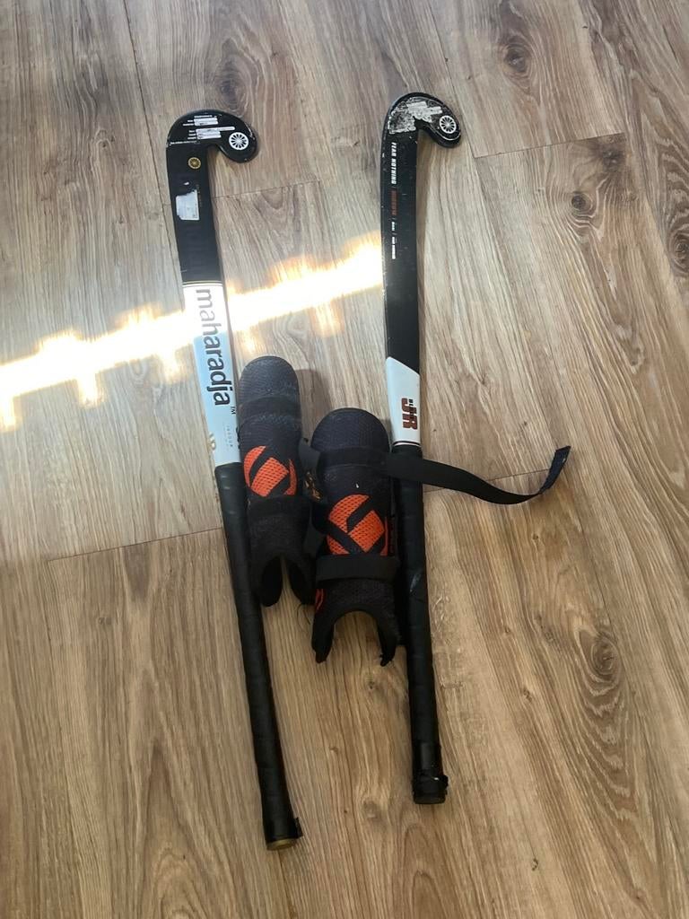 2 gebruikte hockeysticks met scheenbeschermers, Sport en Fitness, Hockey, Ophalen, Gebruikt, Stick