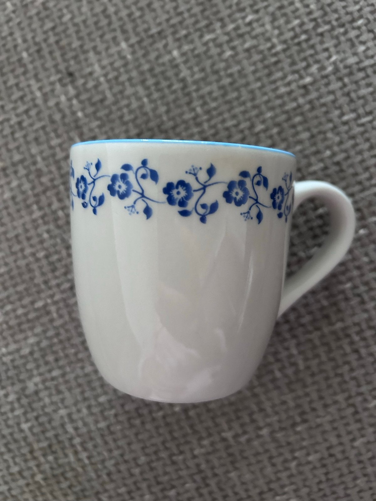 Mok van Albert Heijn met blauw bloemmotief, Huis en Inrichting, Keuken | Servies, Keramiek, Zo goed als nieuw, Albert Heijn, Modern