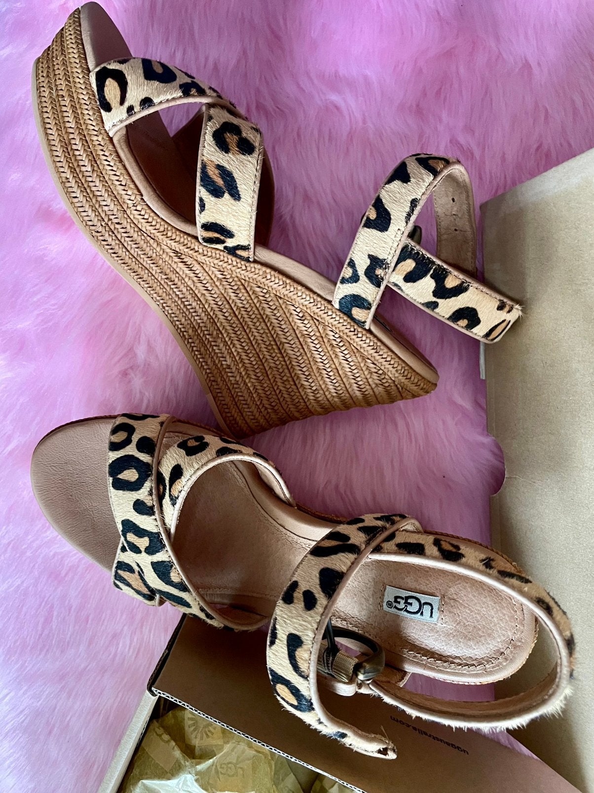 Leopard print sleehakken van UGG nieuw in doos, Beige, Nieuw, Ophalen of Verzenden, Schoenen met hoge hakken