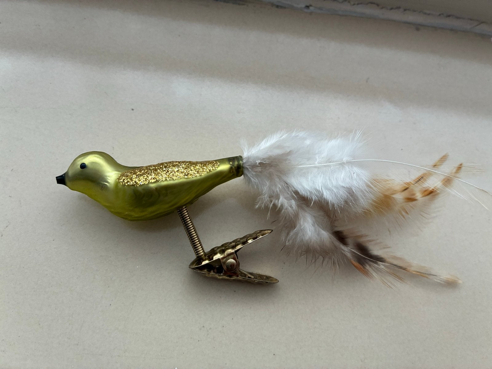 Vintage groen en Gouden vogel met echte veren op clip, Vintage, Ophalen of Verzenden, Zo goed als nieuw, Goud