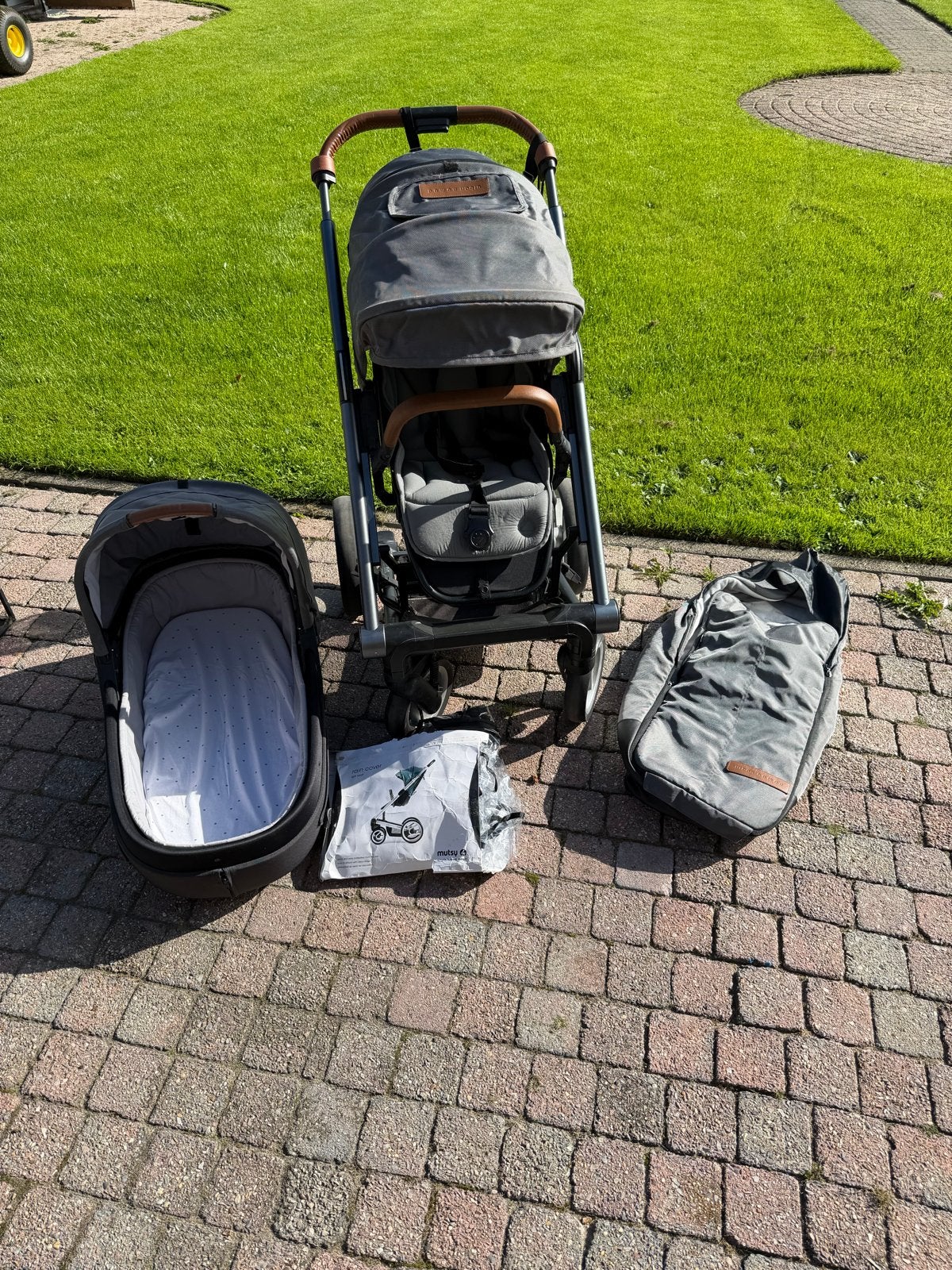 Mutsy Nio Combiwagen met Reiswieg en Voetenzak, Ophalen, Zo goed als nieuw, Combiwagen, Met reiswieg