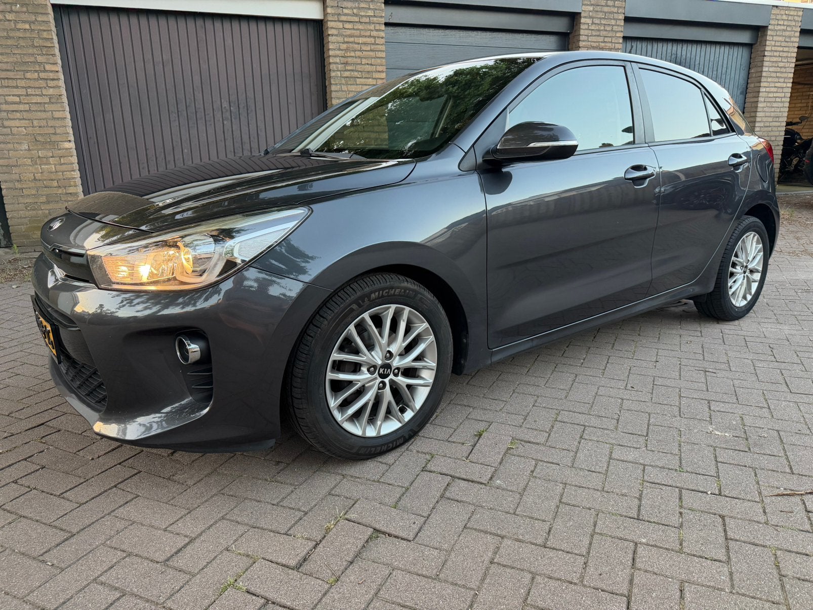 Supercomplete Kia Rio 1.4-100pk 6 versn 3-2018 92 dkm, Voorwielaandrijving, Zwart, 4 cilinders, Handgeschakeld