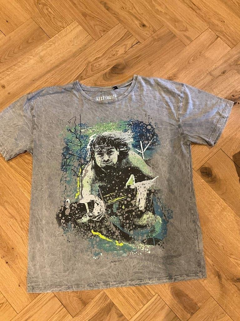Kurt Signature T-shirt grijs van Kurt Cobain Maat XXL, Verzamelen, Nieuw, Kurt Signature T-shirt grijs van Kurt Cobain Maat XXL