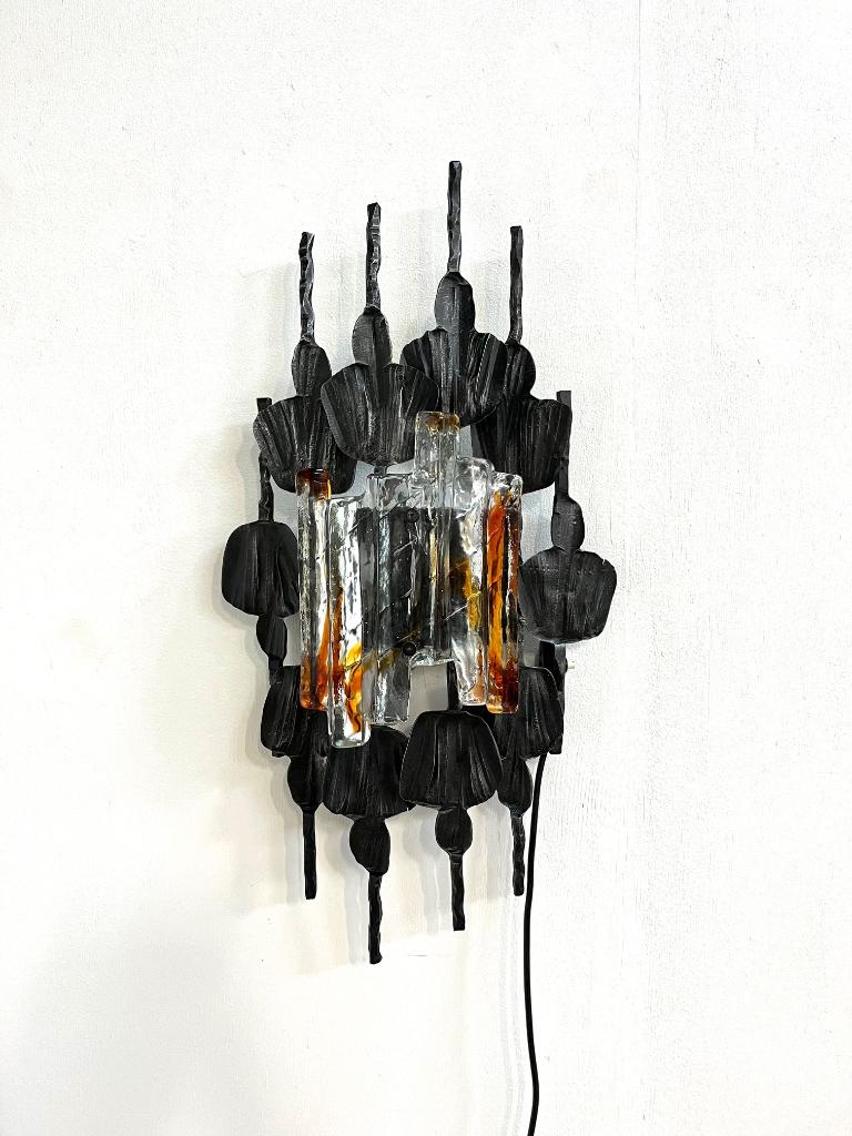 brutalistische wandlamp van ijzer met Murano glas, jaren 70, Ophalen of Verzenden, Gebruikt, Glas