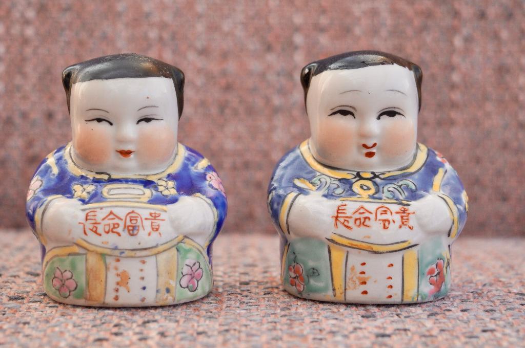 2 Chinese beeldjes, jongen en meisje, gelukspoppetjes, Antiek en Kunst, Ophalen of Verzenden
