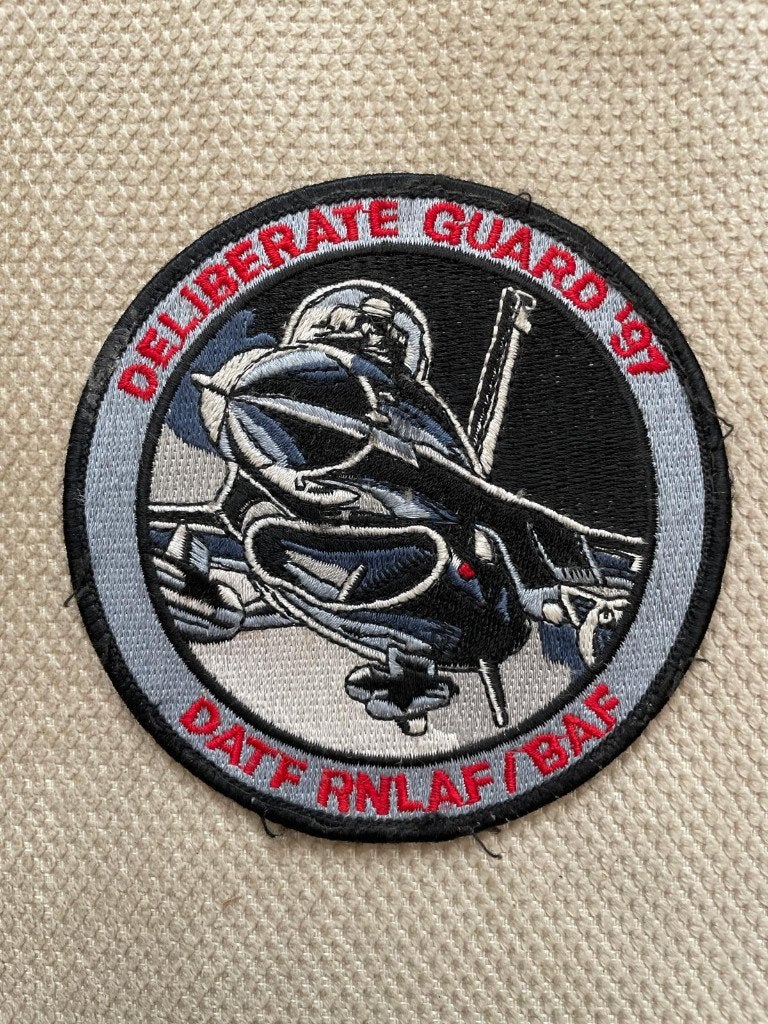 Patch Embleem Deliberate Guard '97 -DATF RNLAF/BAF, Ophalen of Verzenden, Luchtmacht, Nederland, Embleem of Badge