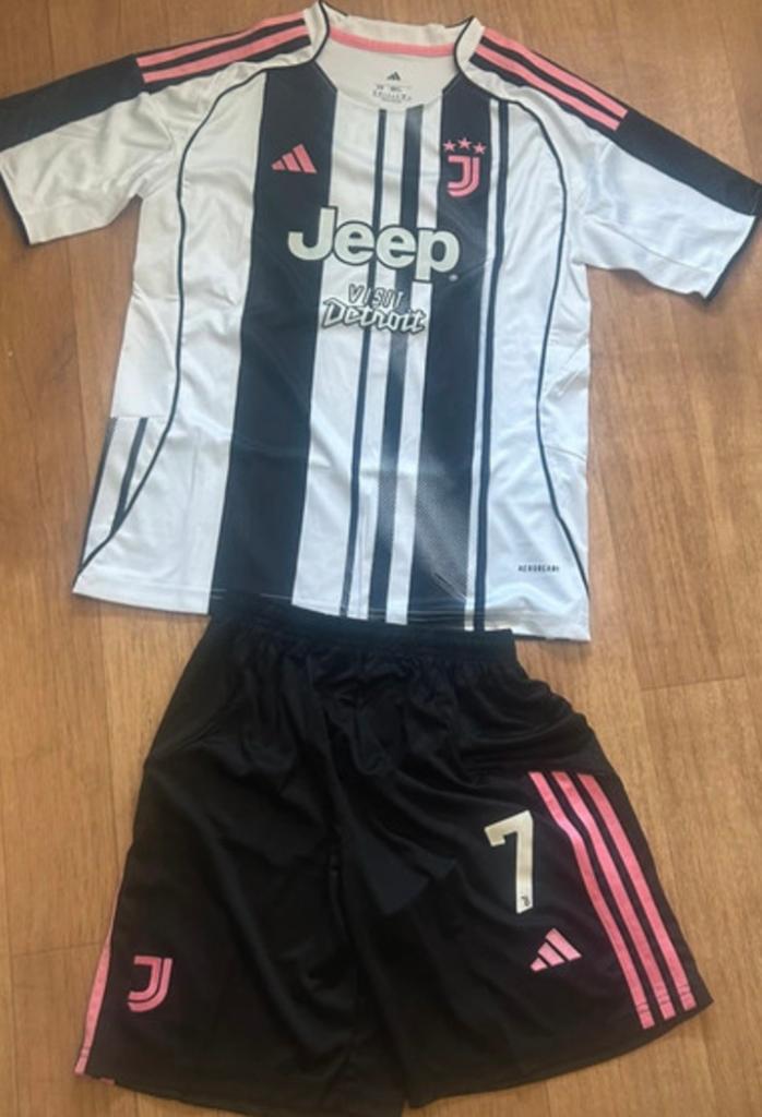 Juventus Thuistenue (Shirt + Broekje) - Maat M, Set, Maat XS of kleiner, Nieuw, Ophalen of Verzenden