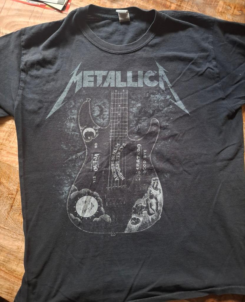 Metallica T-shirt Maat L - Zwart met gitaarprint, Maat 52/54 (L), Metallica, Zwart, Ophalen of Verzenden