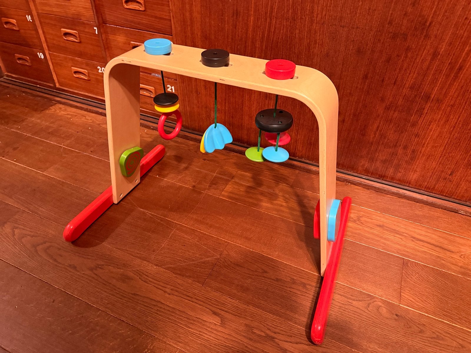 IKEA LEKA Houten babygym met kleurrijke speeltjes, Ophalen of Verzenden, Zo goed als nieuw, Babygym