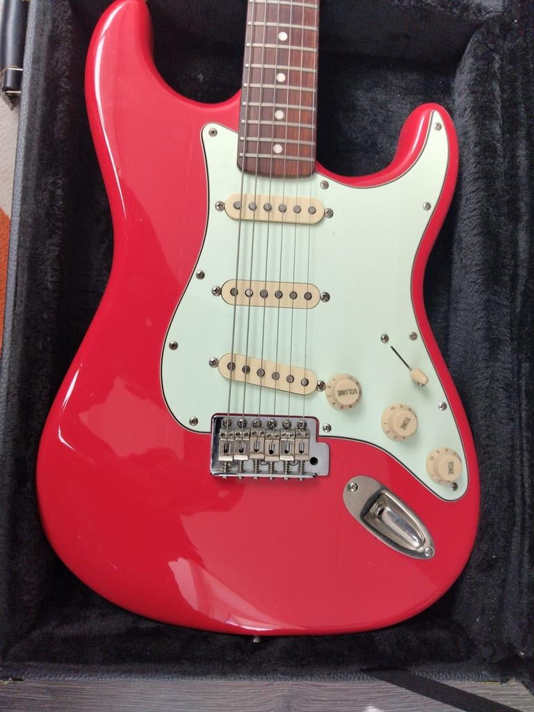 Squier Classic Vibe Simon Neil Stratocaster – Fiesta Red, Ophalen, Solid body, Fender