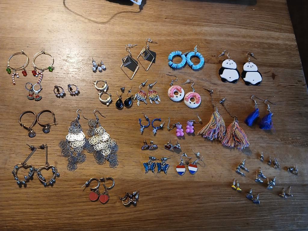 34 paar oorbellen, Ophalen of Verzenden, Gebruikt, Overige kleuren, Overige materialen