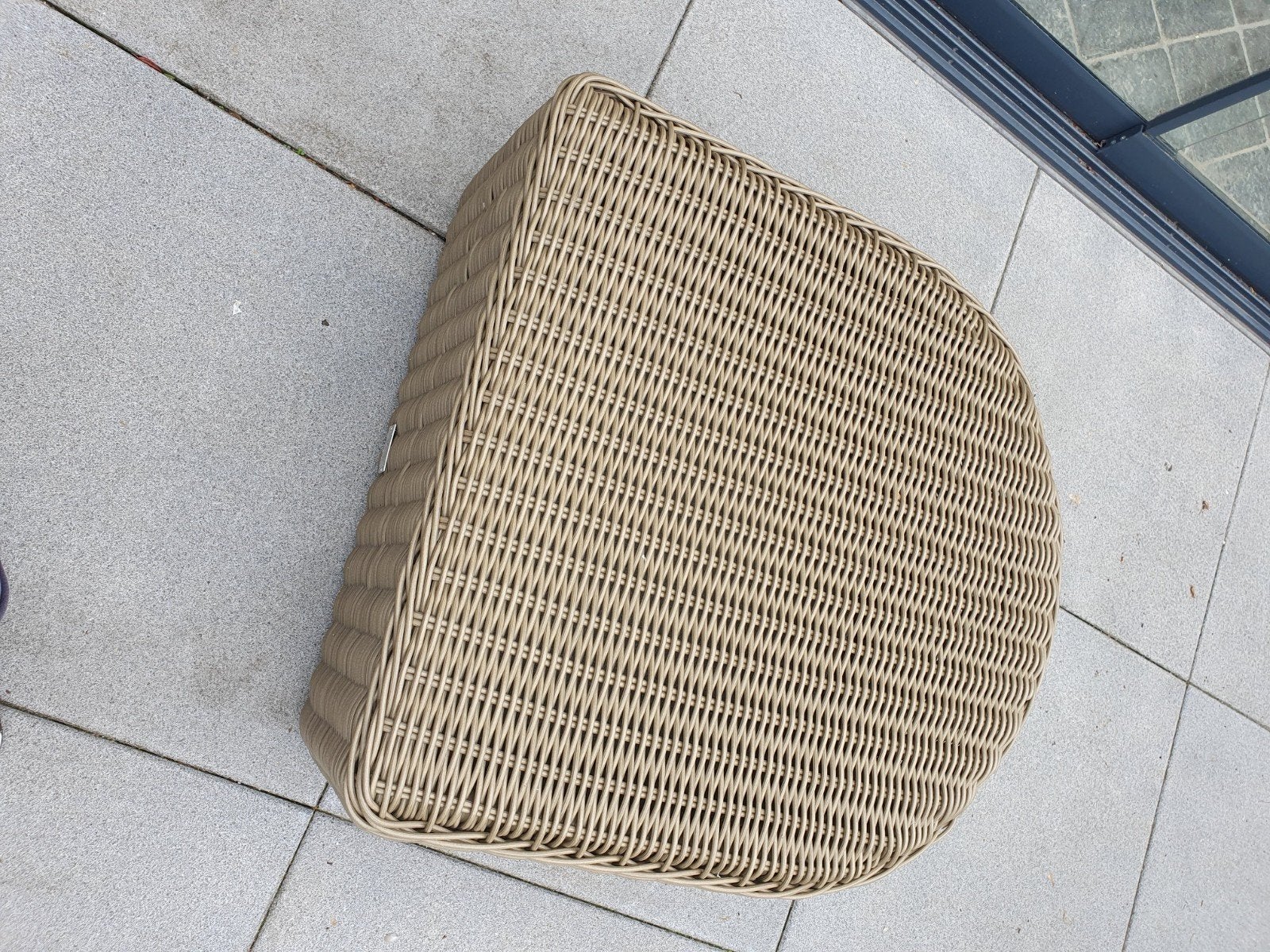 Wicker voetenbankje met gestreept kussen, Tuin en Terras, Ophalen, Gebruikt, Wicker