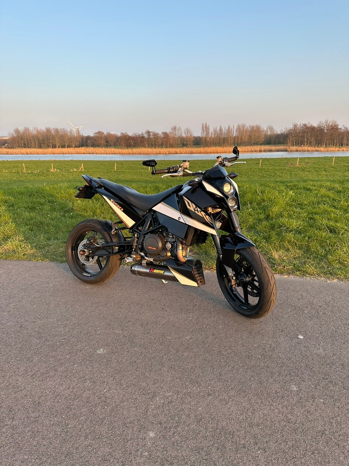 KTM Duke 690 - 2011 - A2 Vol Vermogen - Full System Akra -, Sportuitlaat, Particulier, Minimaal motorrijbewijs A2, Handgeschakeld