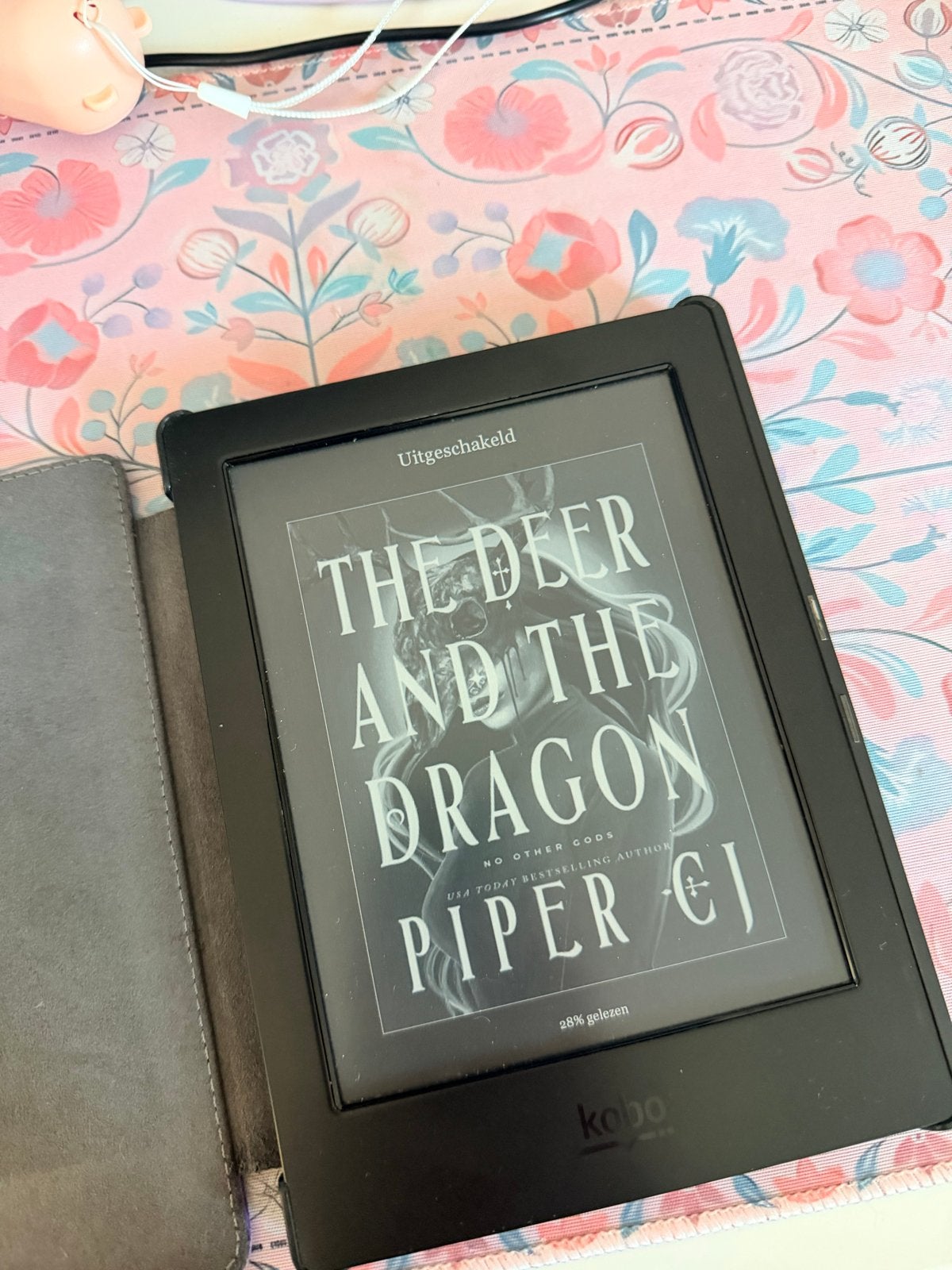 Kobo Aura e-reader met paarse hoes, Gebruikt, Ophalen of Verzenden, 4 GB of minder, Touchscreen