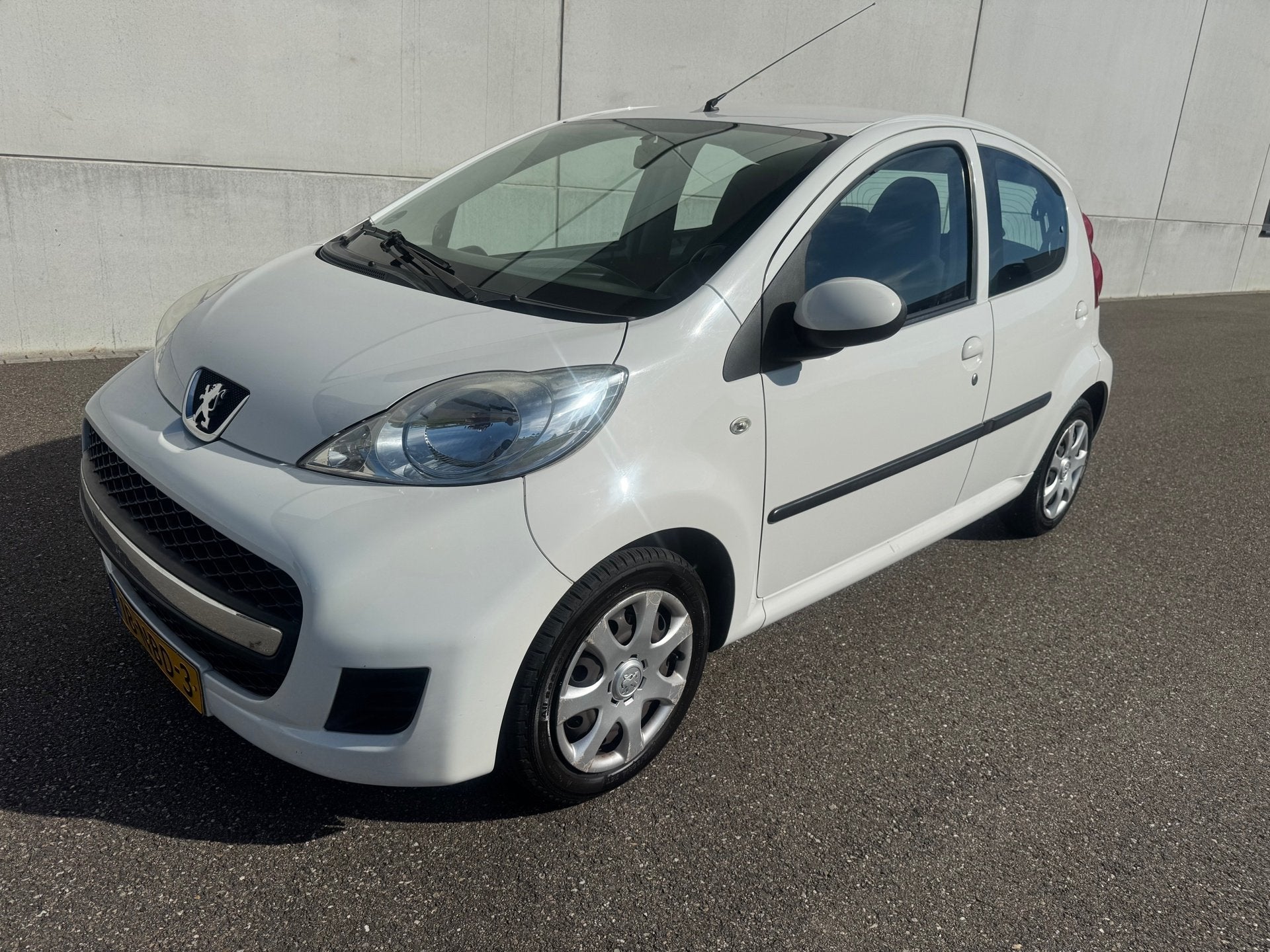 Peugeot 107 1.0-12V XS Automaat Airco 5 drs, Auto's, Stof, Gebruikt, 4 stoelen, Origineel Nederlands