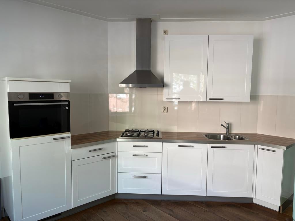 Moderne witte hoekkeuken met fornuis en afzuigkap, Huis en Inrichting, Ophalen, Gebruikt, Wit, Hoekkeuken