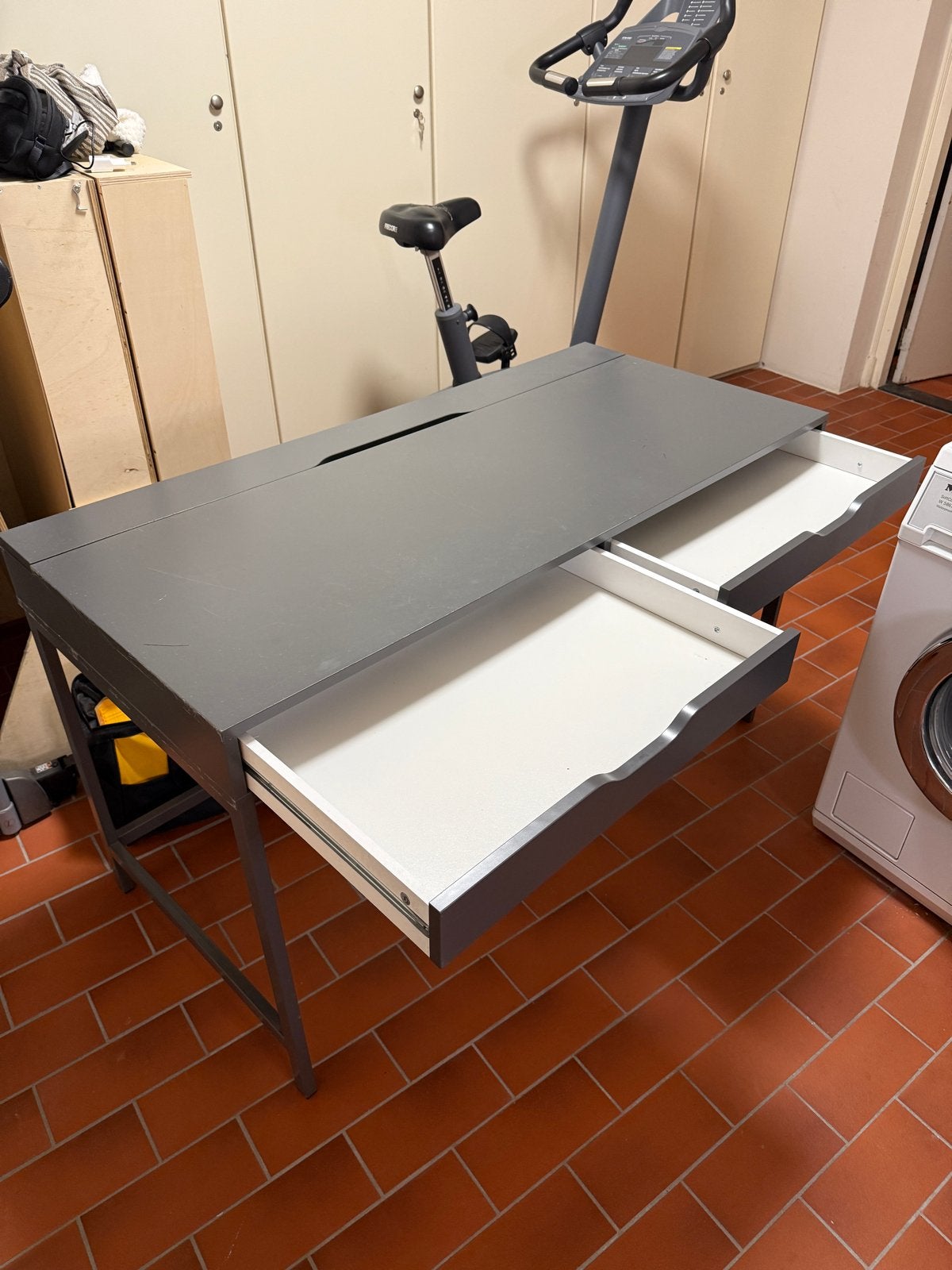 Bureau voor thuis - Ikea Alex grijs, Huis en Inrichting, Bureaus, Ophalen, Gebruikt, Met lades, 132 cm
