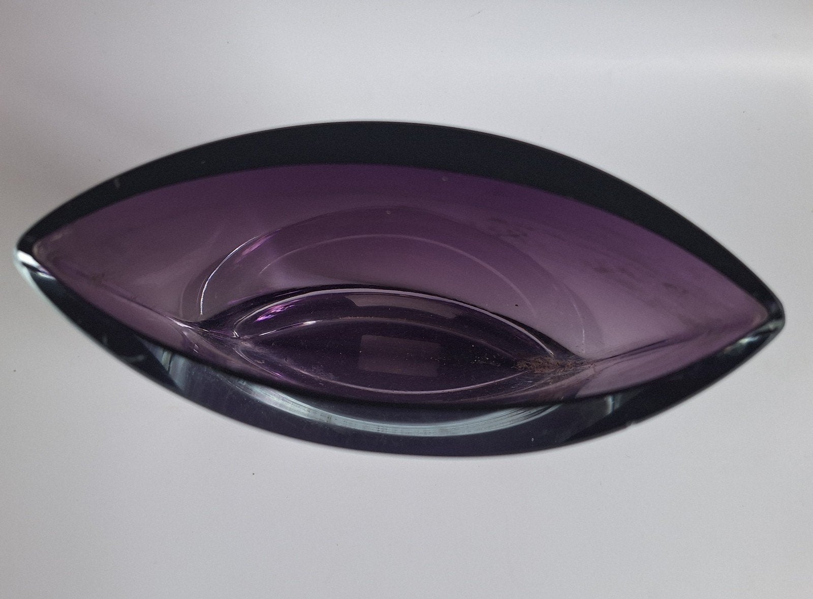 Paarse vaas Krosno glas;
18 x 17 x 7,5 cm
1760 gram, Antiek en Kunst, Ophalen of Verzenden