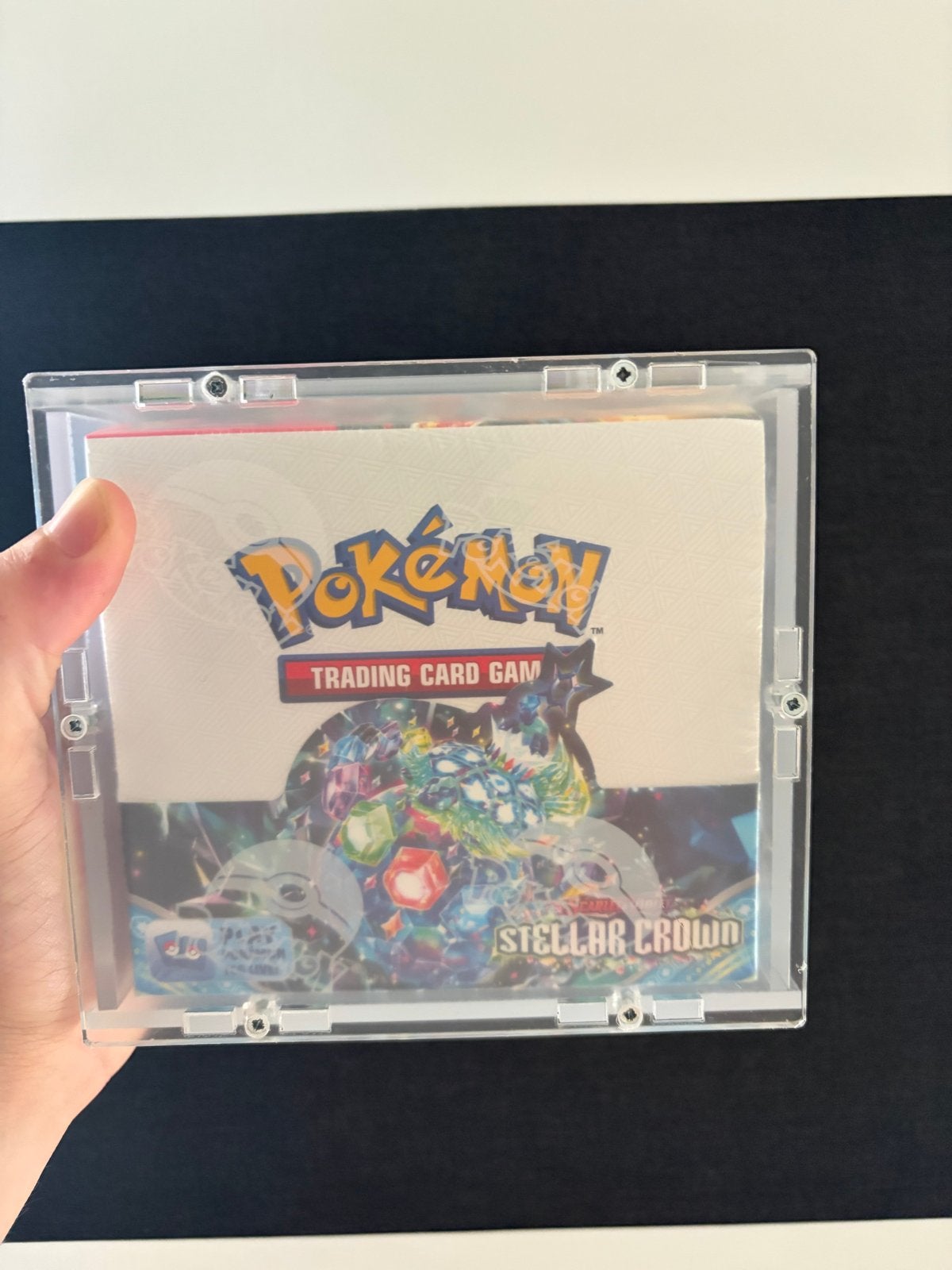 Pokémon Stellar Crown Booster Box + Acryl Case, Ophalen of Verzenden, Nieuw, Boosterbox