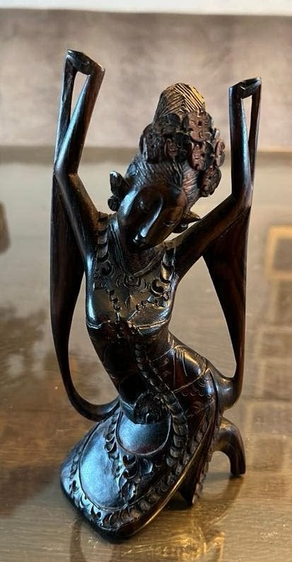 Handgesneden houten Balinese danseres sculptuur, Antiek en Kunst, Kunst | Beelden en Houtsnijwerken, Minder dan 20 cm, Ophalen of Verzenden