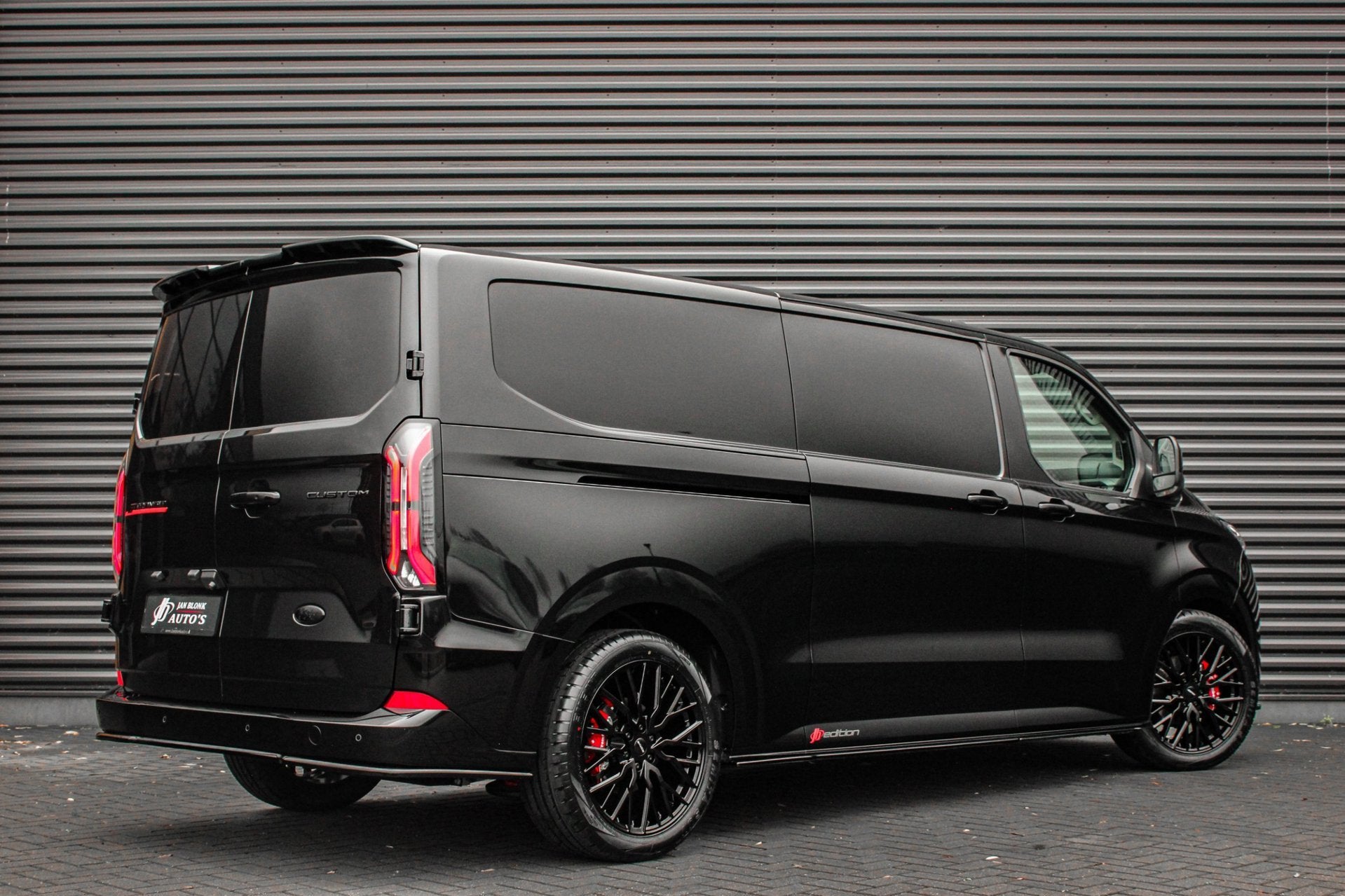 Ford E-Transit Cust. L2H1 Limited 71 kWh 218PK / JB- EDITON, Auto's, Automaat, Achterwielaandrijving, Zwart, Automatische klimaatregeling