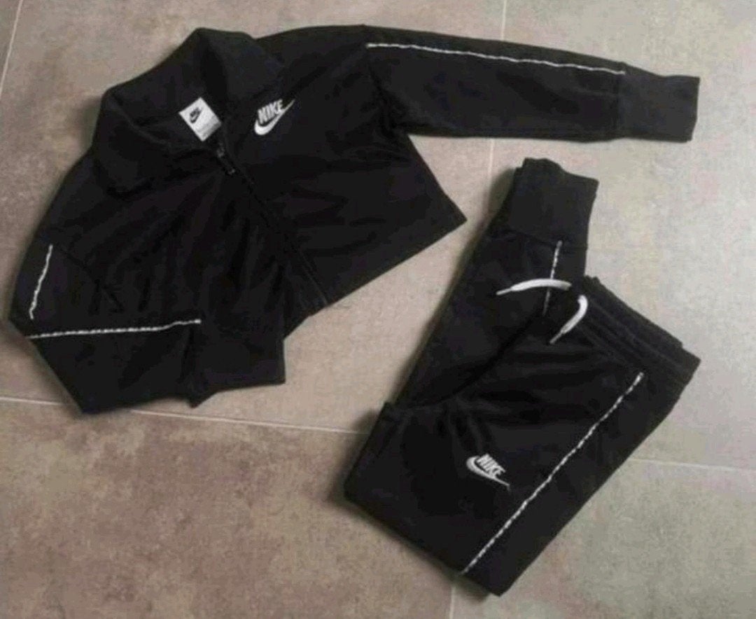Nike set maat 128 / 134 ZGAN, Meisje, Ophalen of Verzenden, Zo goed als nieuw, Setje