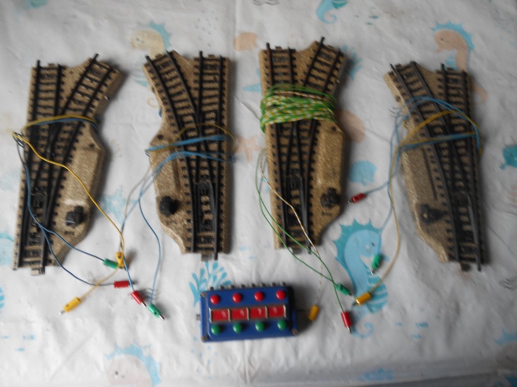 Märklin 5117 2x,  2 paar elektrische wissels met schakelaar, Hobby en Vrije tijd, Wisselstroom, Rails, Ophalen of Verzenden, Zo goed als nieuw
