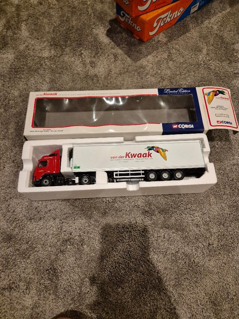 Corgi model van der kwaak volvo nieuw, Hobby en Vrije tijd, Modelauto's | 1:50, Ophalen, Nieuw, Bus of Vrachtwagen, Corgi