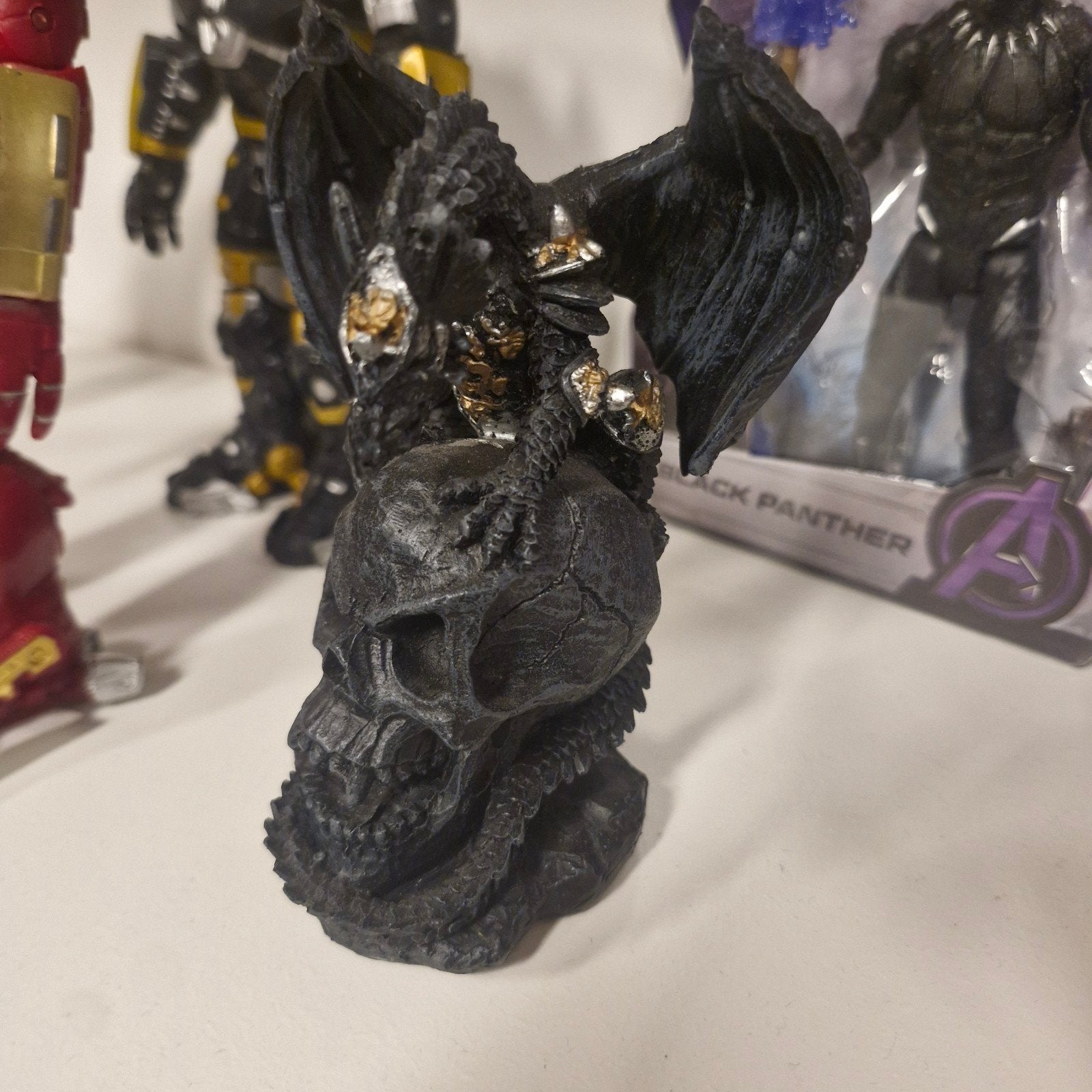 Draak op schedel beeldje - Fantasy decoratie