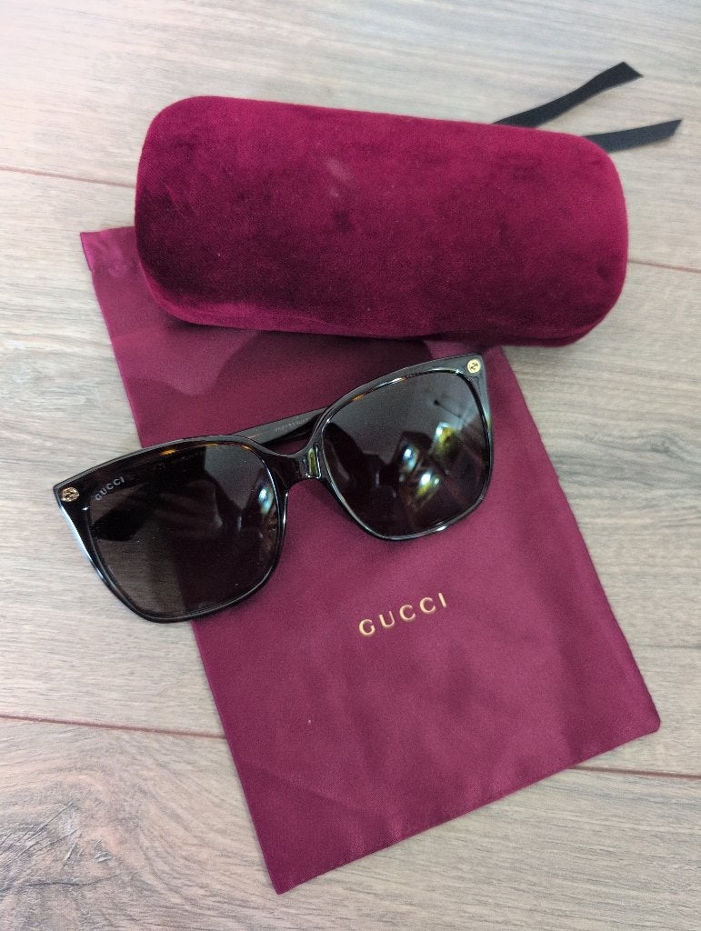 Stijlvolle Gucci zonnebril met etui en doekje, Overige merken, Zonnebril, Zwart, Ophalen of Verzenden