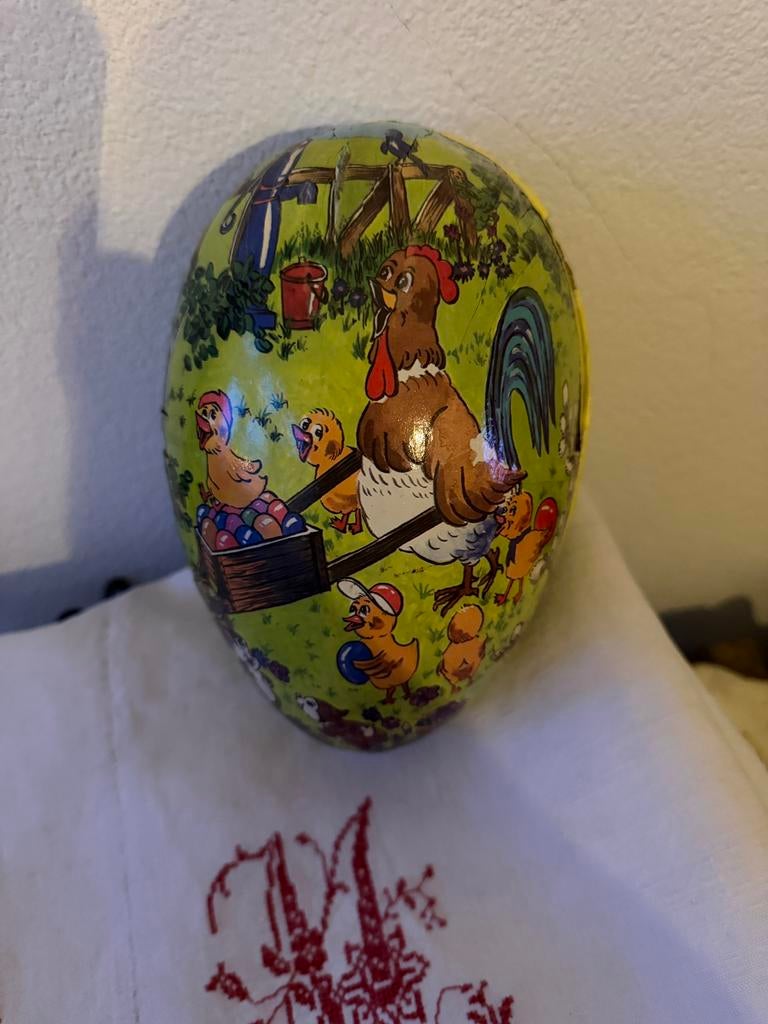 Groot paasei, candy container, papier mache, Ophalen of Verzenden, Zo goed als nieuw