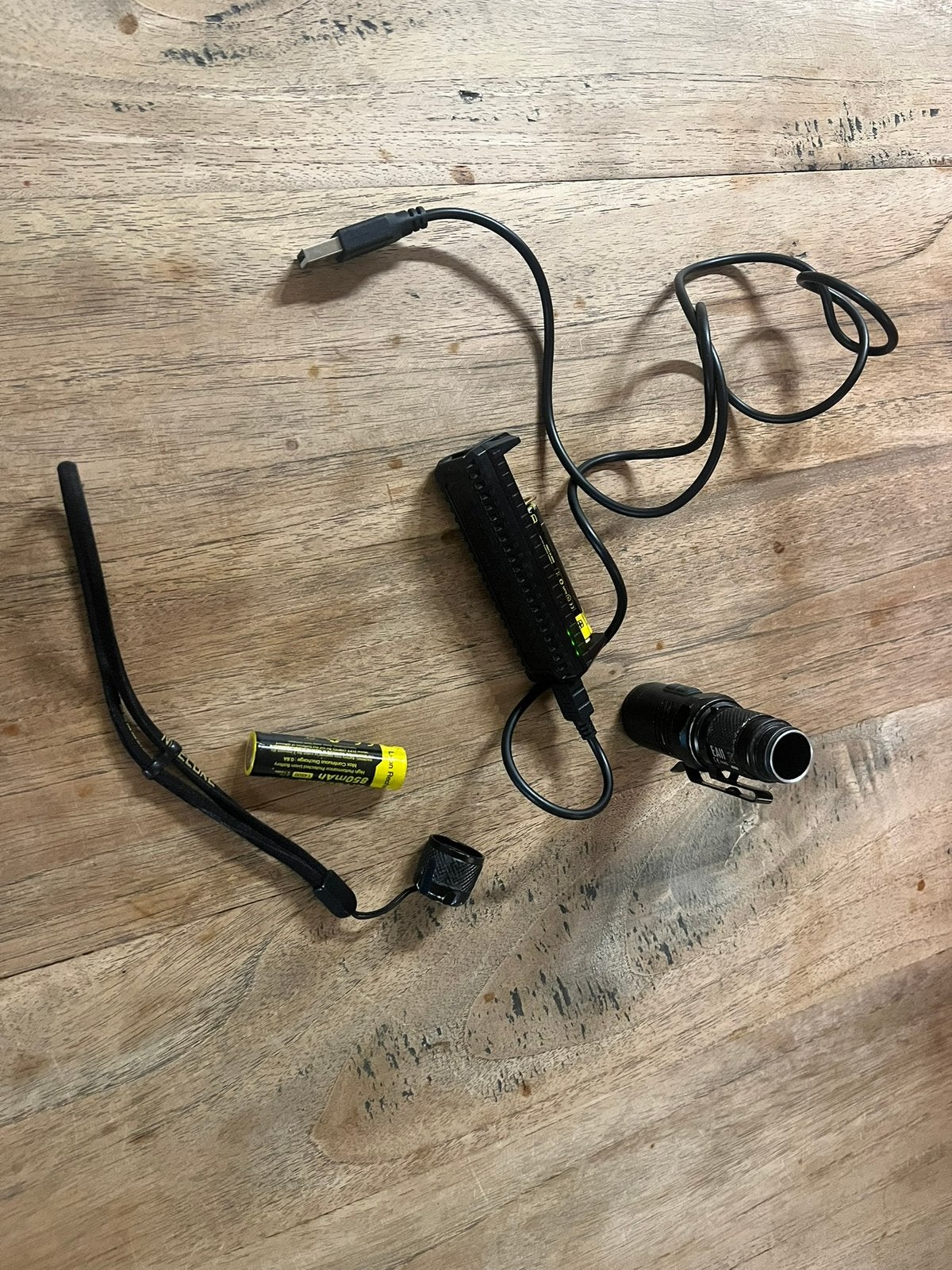 Nitecore EA11 - met twee sterke accus, Caravans en Kamperen, Zaklampen, Ophalen of Verzenden, Zo goed als nieuw, Batterij