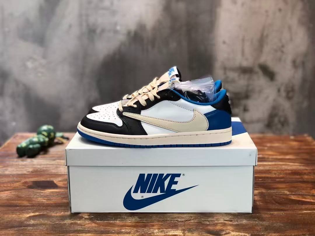 Jordan 1 Travis Scott Fragment, Kleding | Heren, Schoenen, Ophalen of Verzenden, Nieuw, Overige kleuren, Sneakers of Gympen