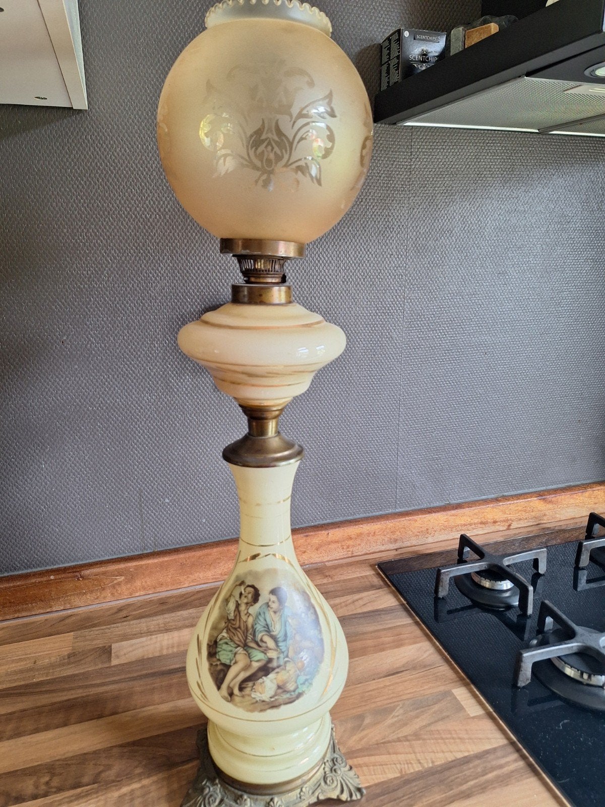 Antieke olielamp met decoratieve afbeeldingen, Ophalen