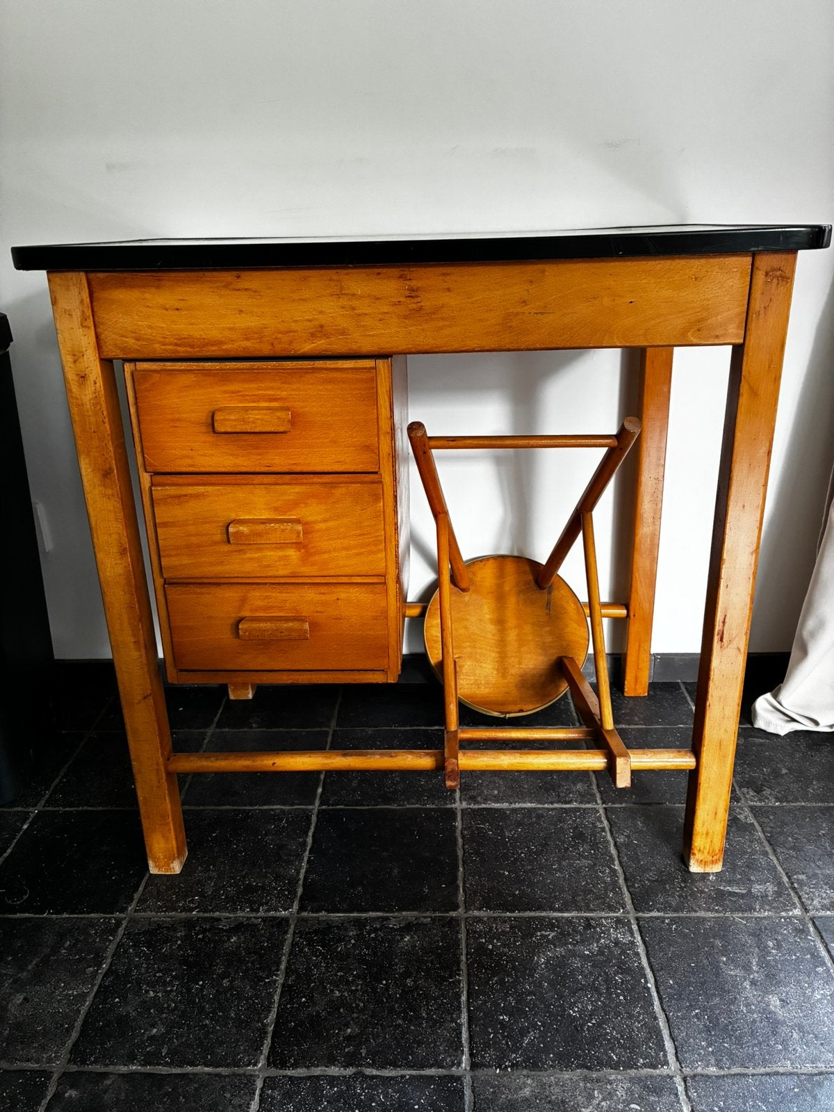 Mid century (kinder) bureau met vaste kruk, Huis en Inrichting, Gebruikt, Kinderbureau, 50 cm, Ophalen of Verzenden