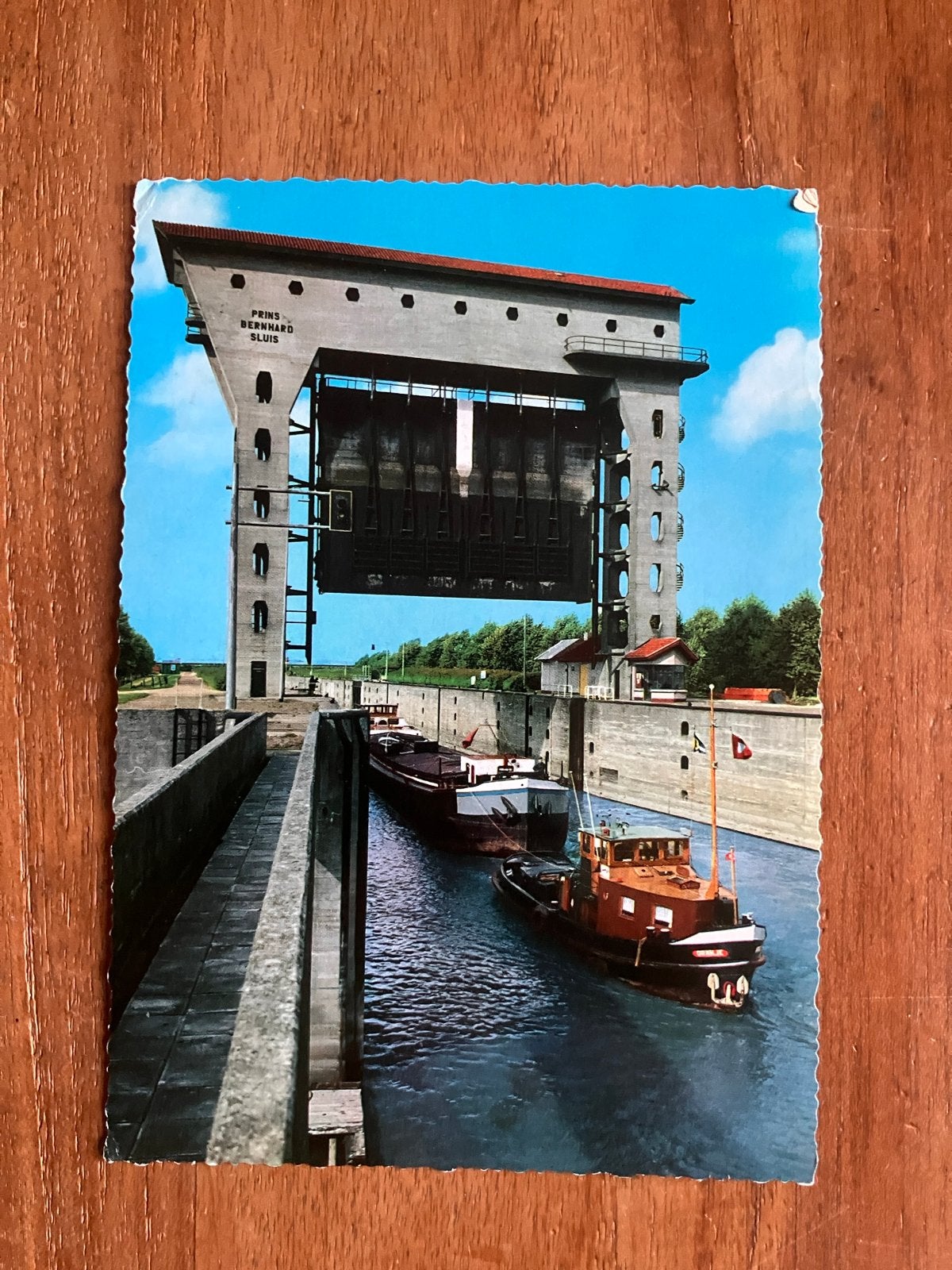 Sleepboot met vrachtschip in Prins Bernhard Sluis Tiel 1971, Verzamelen, Ophalen of Verzenden, Gebruikt, Motorboot, Kaart, Foto of Prent