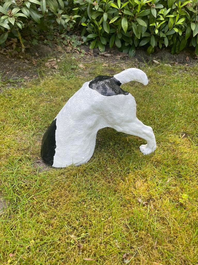 Beeld gravende hond tuin dier kunst, Tuin en Terras, Ophalen of Verzenden, Nieuw, Kunststof, Dierenbeeld