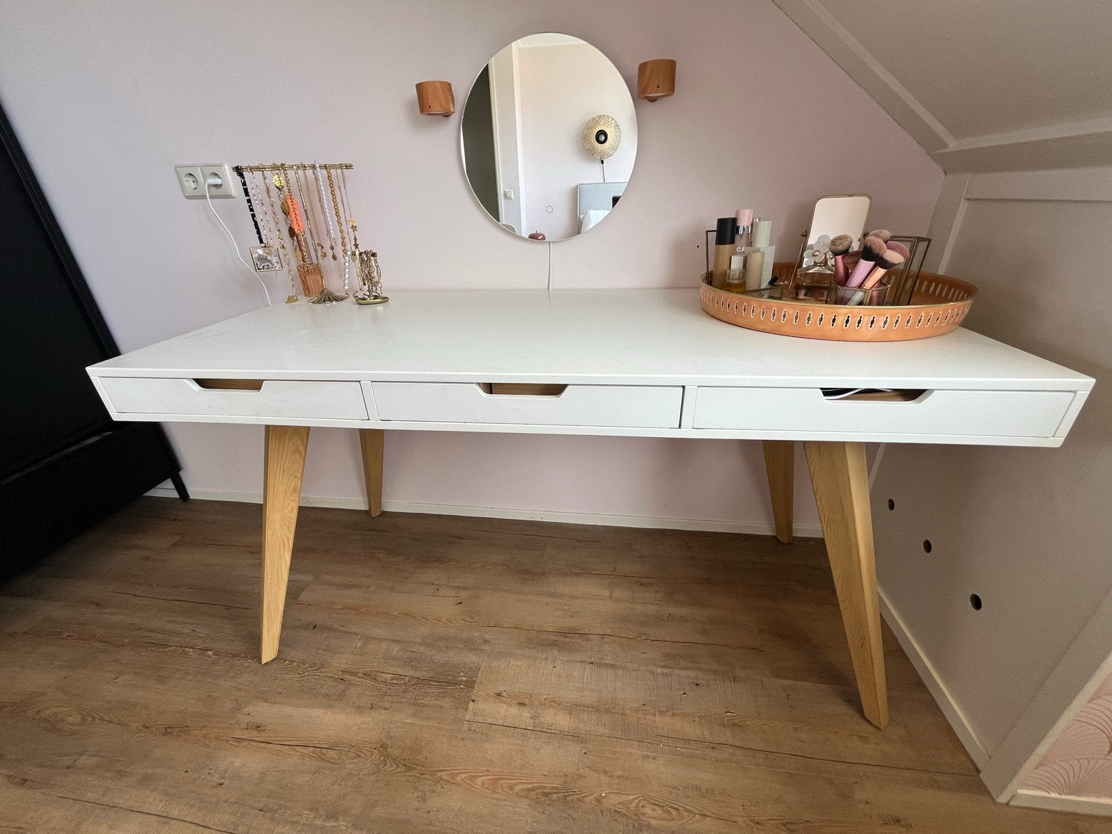 Leen Bakker Wit bureau met 3 lades en houten poten, Huis en Inrichting, Ophalen, Gebruikt, 100 tot 150 cm, Minder dan 100 cm