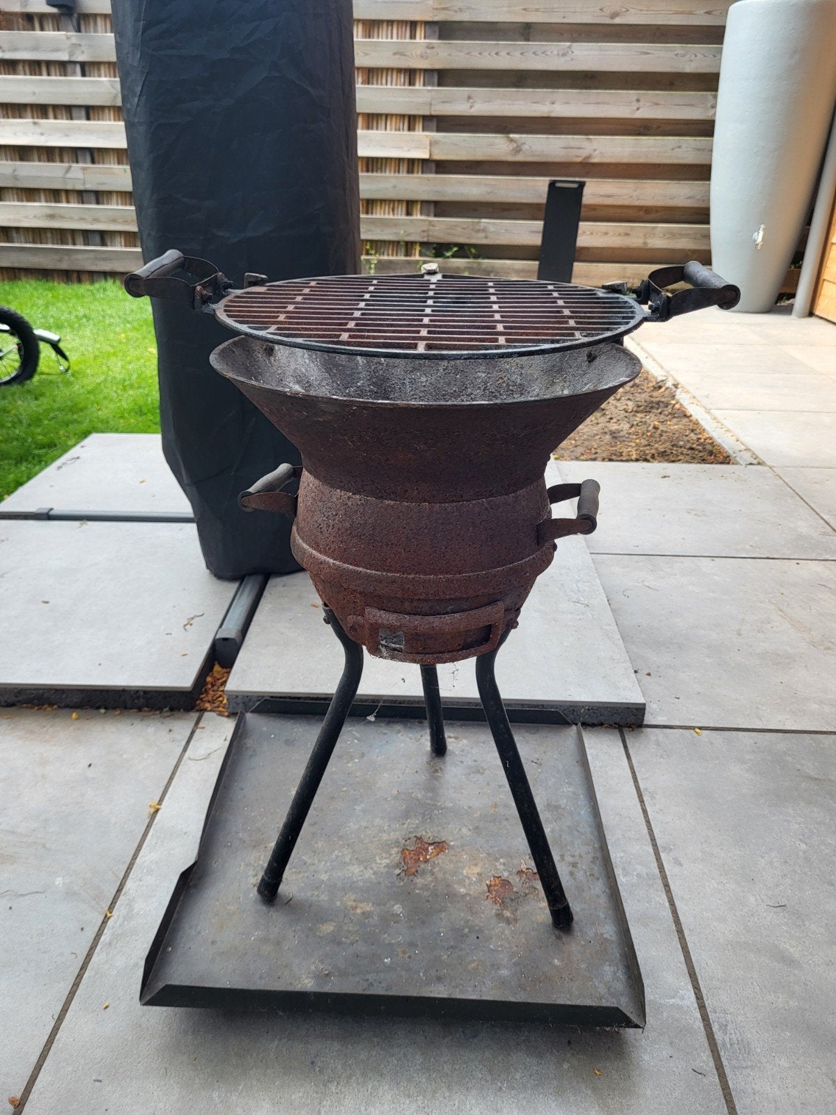 Gietijzeren BBQ met onderplaat - 55 cm hoog, Ophalen, Gebruikt