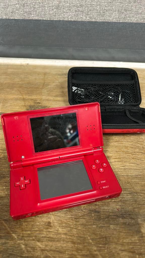 Nintendo DS Lite. Met etui en oortjes., Spelcomputers en Games, Ophalen of Verzenden, Niet werkend, DS Lite, Rood